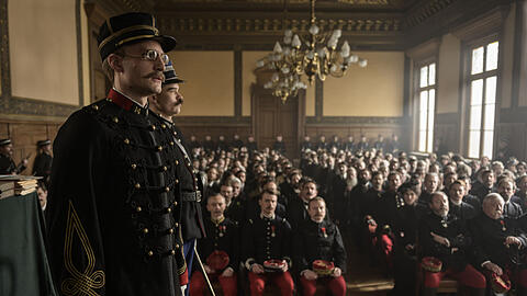 Keine Chance gegen die &bdquo;Intrige&ldquo; und falsche Zeugen: Louis Garrel als Alfred Dreyfus vor dem Militärtribunal.