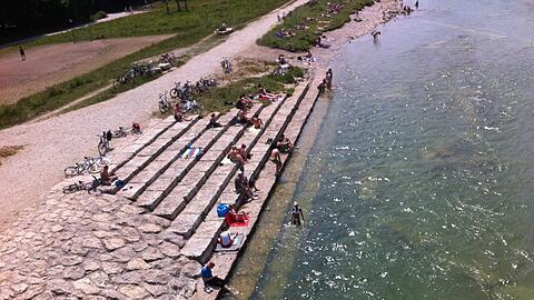 Frisch, aber nicht zu kühl: ein Bad in der Isar.