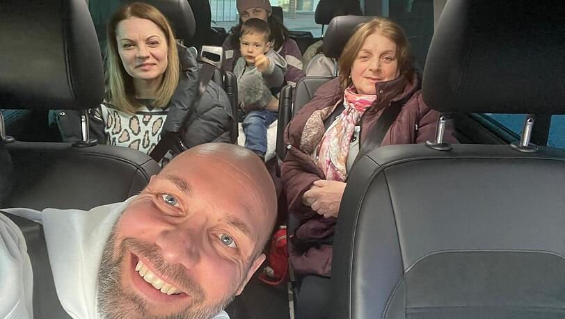 Marcel Meier (vorn) mit Maria (43, l.) und Oma Marina (65). Hinten sitzen Alina (29) mit Kiryl (3) und (nicht zu sehen) Oksana (18) und Orist (10). Marcel Meier (vorn) mit Maria (43, l.) und Oma Marina (65). Hinten sitzen Alina (29) mit Kiryl (3) und (nicht zu sehen) Oksana (18) und Orist (10).