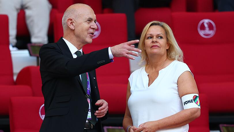 Bundesinnenministerin Nancy Faeser neben DFB-Präsident Bernd Neuendorf auf der Tribüne.