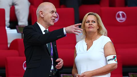 Bundesinnenministerin Nancy Faeser neben DFB-Präsident Bernd Neuendorf auf der Tribüne.