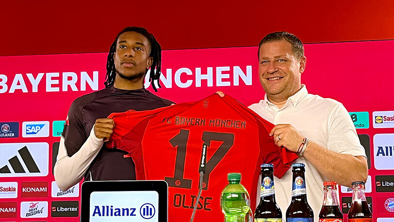 Michael Olise bei seiner Vorstellung gemeinsam mit Sportvorstand Max Eberl. Michael Olise bei seiner Vorstellung gemeinsam mit Sportvorstand Max Eberl.