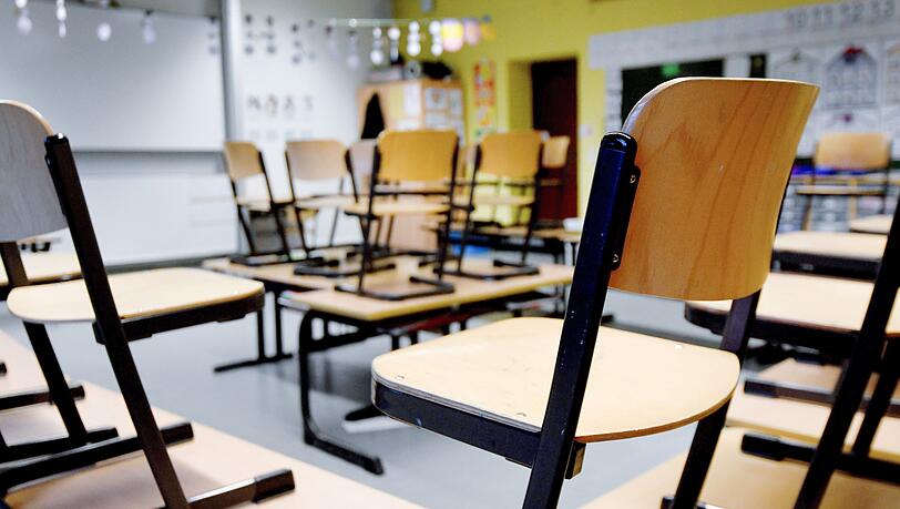 Wegen der Glatteisgefahr bleiben Schulen in NRW am Montag landesweit geschlossen. (Symbolbild) Wegen der Glatteisgefahr bleiben Schulen in NRW am Montag landesweit geschlossen. (Symbolbild)