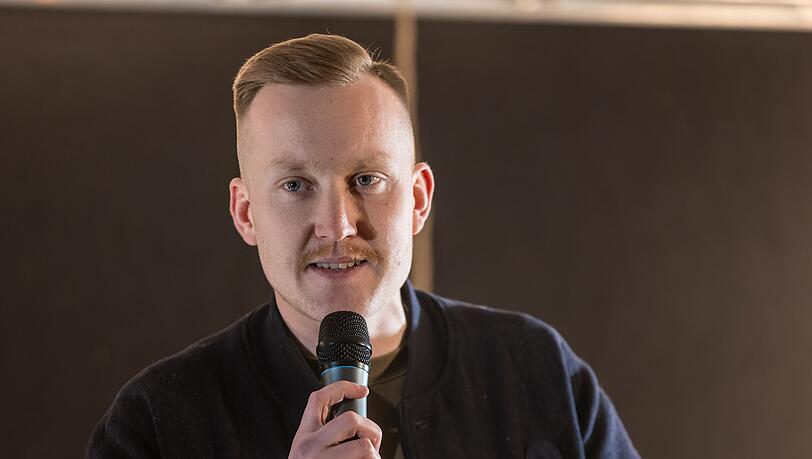 Maximilian M&auml;rkl, Sprecher der Identit&auml;ren Bewegung Deutschland, trat k&uuml;rzlich an der Seite von IB-F&uuml;hrungsfigur Martin Sellner in Brandenburg auf.