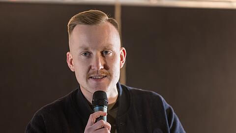 Maximilian M&auml;rkl, Sprecher der Identit&auml;ren Bewegung Deutschland, trat k&uuml;rzlich an der Seite von IB-F&uuml;hrungsfigur Martin Sellner in Brandenburg auf.