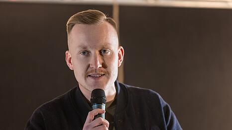 Maximilian M&auml;rkl, Sprecher der Identit&auml;ren Bewegung Deutschland, trat k&uuml;rzlich an der Seite von IB-F&uuml;hrungsfigur Martin Sellner in Brandenburg auf.