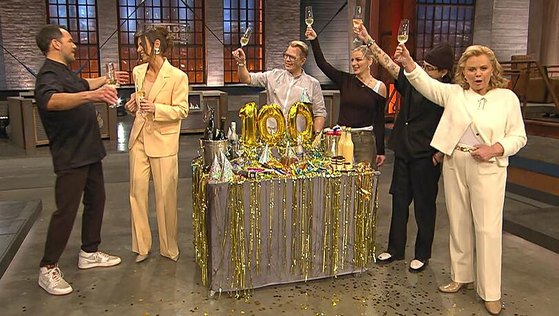 100 Folgen "Grill den Henssler" f&uuml;r Laura Wontorra (2.v.l.): Steffen Henssler, Mario Kotaska, Laura Larsson, Tony Bauer und Marijke Amado lassen sie hochleben.