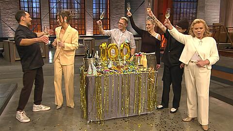 100 Folgen "Grill den Henssler" f&uuml;r Laura Wontorra (2.v.l.): Steffen Henssler, Mario Kotaska, Laura Larsson, Tony Bauer und Marijke Amado lassen sie hochleben.