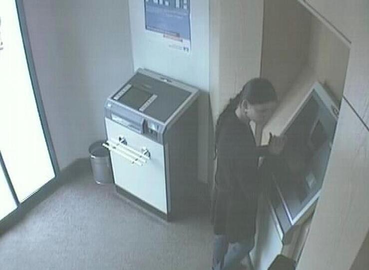 Die Polizei fahndet nach dieser jungen Frau. Die Bilder der Überwachungskamera.
