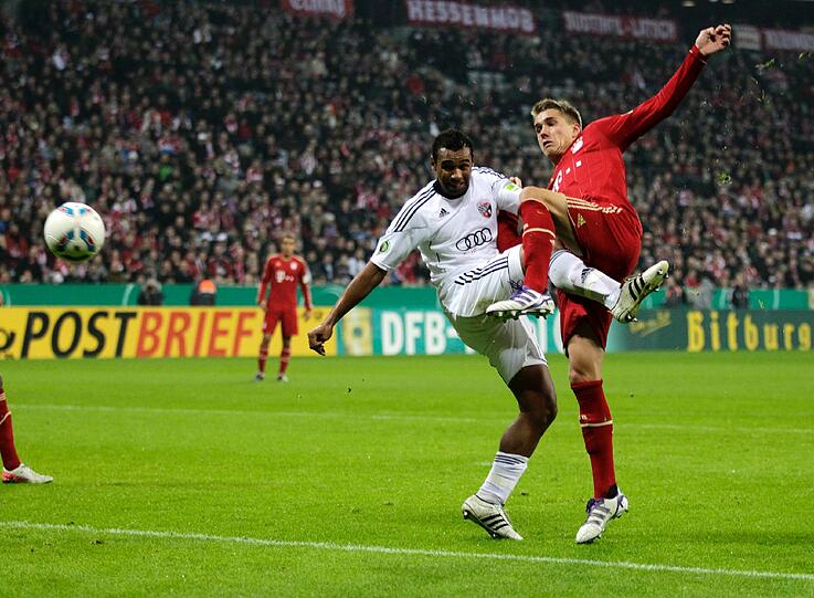 Nils Petersen - Note 2: Gomez-Ersatz-Reinrotierer. Der Mittelstürmer lief sich viele Chancen und traf dann endlich &ndash; zwei Mal mit links zum 3:0 (53.) und 4:0 (70.).