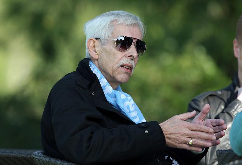 "Ideale Bedingungen": fanden die Löwen im Trainingslager in Belek vor. Dieter Schneider schaute cool mit Sonnebrille zu.