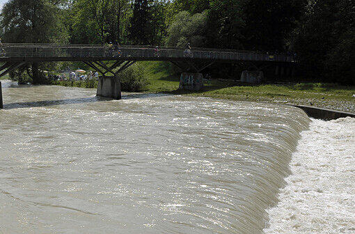 Eine Brücke über der Isar (Symbolbild)