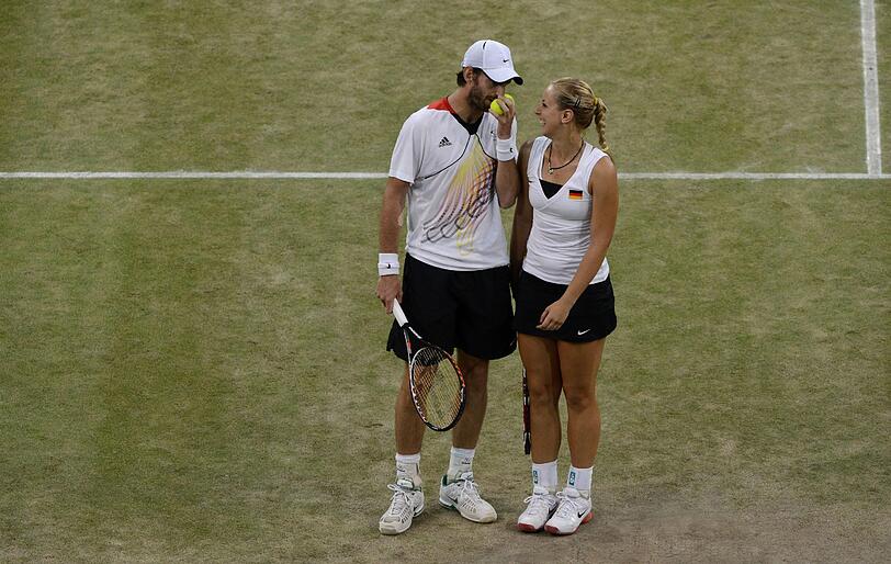 Auch aus deutscher Sicht gab es beim olympischen Tennisturnier positive Überraschungen: Allen voran das deutsche Mixed-Duo Christopher Kas und Sabine Lisicki. Zwar mussten sich die beiden Deutschen im Spiel um Platz Drei und Bronze geschlagen geben, sie begeisterten jedoch mit ungezwungenem und hochklassigem Tennis. Die deutsche Angelique Kerber hatte sich zudem im Einzelwettbewerb bis ins Viertelfinale gekämpft.