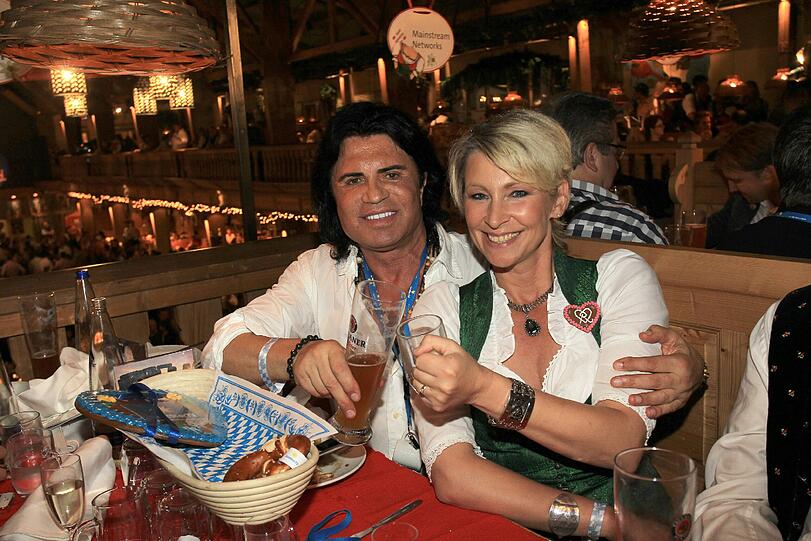 Costa Cordalis sitzt auch am Tisch von Claudia Jung.