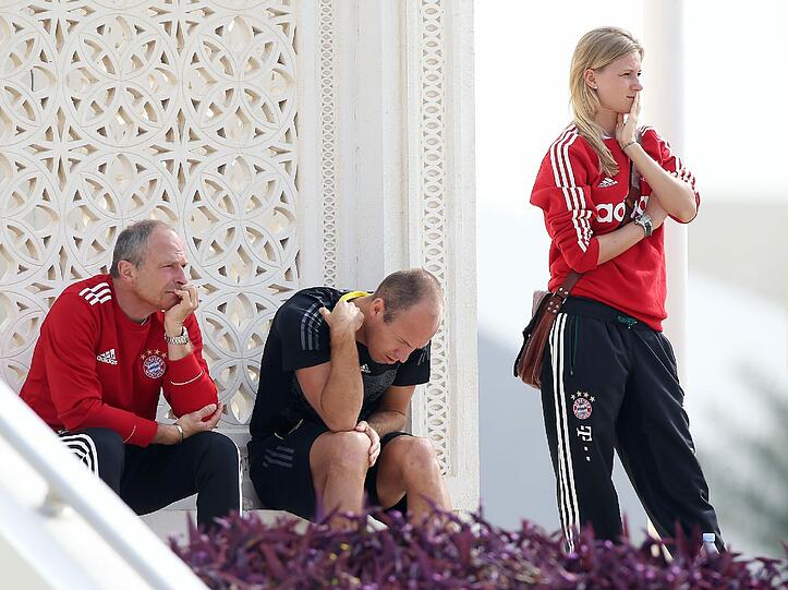 Ebenfalls neugierige Zuschauerin ist FC Bayern-Team-Managerin Kathleen Krüger, die sich mit Arjen Robben  das Training der Spieler von Schalke 04 in Doha anschaut.