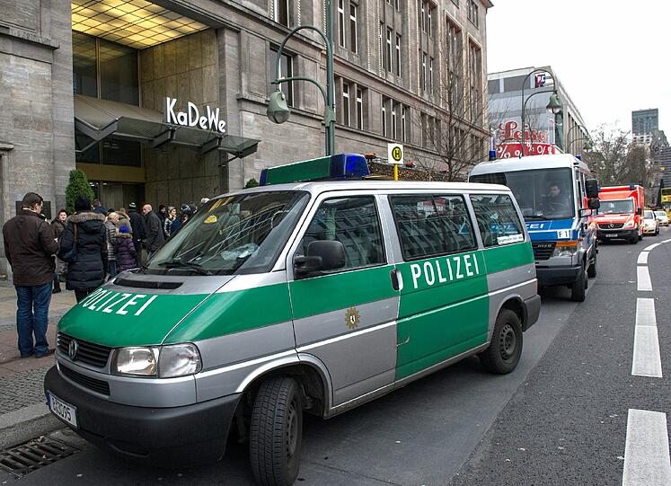 Kurz vor Weihnachten haben fünf Täter den Seiteneingang des KaDeWes gestürmt und ein Schmuckgeschäft ausgeraubt. Sie sprühten einem Sicherheitsmann Reizgas ins Gesicht, zerschlugen Schmuckvitrinen und flohen dann in einem dunklen Auto.