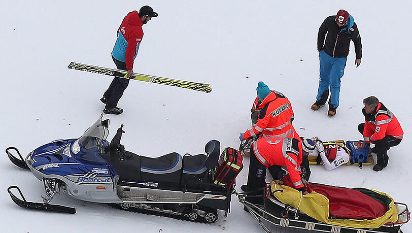 Sanitäter versorgen Gregor Schlierenzauer nach seinem schweren Sturz am Sonntagmittag. Sanitäter versorgen Gregor Schlierenzauer nach seinem schweren Sturz am Sonntagmittag.