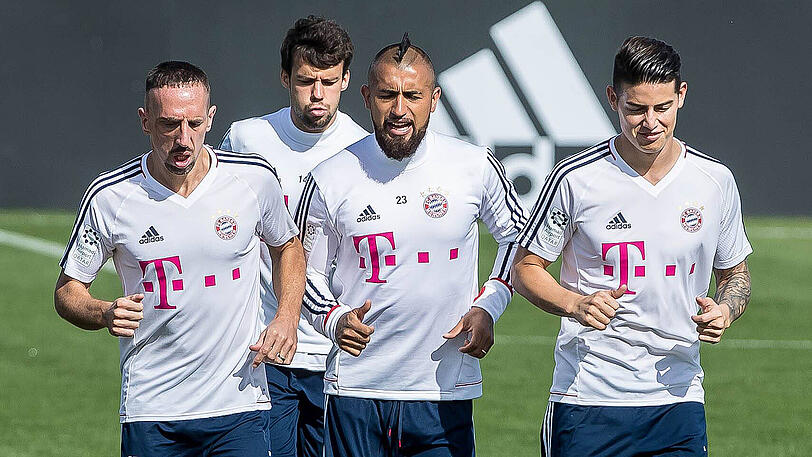 Gemeinsam für den FC Bayern: Franck Ribéry, Juan Bernat, Arturo Vidal und James Rodriguez (v. li.).