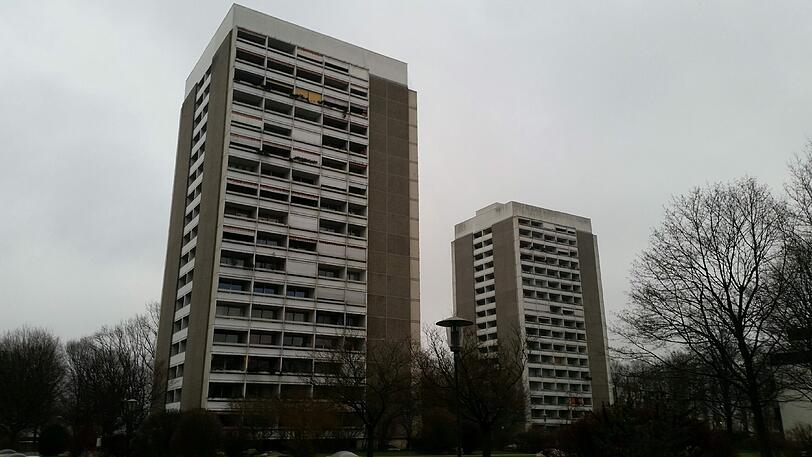 In einer Wohnung in diesem Wohnblock hat der 81-Jährige erst seine Frau ertränkt und ist dann vom Dach gesprungen.
