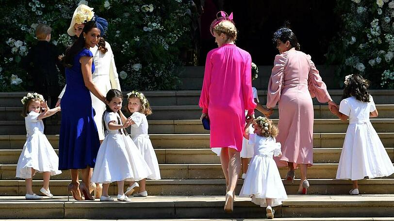 Royal Wedding im Mai 2018 auf Schloss Windsor: Herzogin Kate, Pippa Middleton (in Blau) und Co. führen die Blumenmädchen in die Kirche.