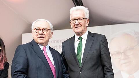 Winfried Kretschmann verleiht die Staufermedaille an Hubert Burda.