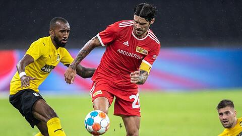 Kuopios Rangel (l) versucht Unions Christopher Trimmel (M) den Ball abzunehmen.