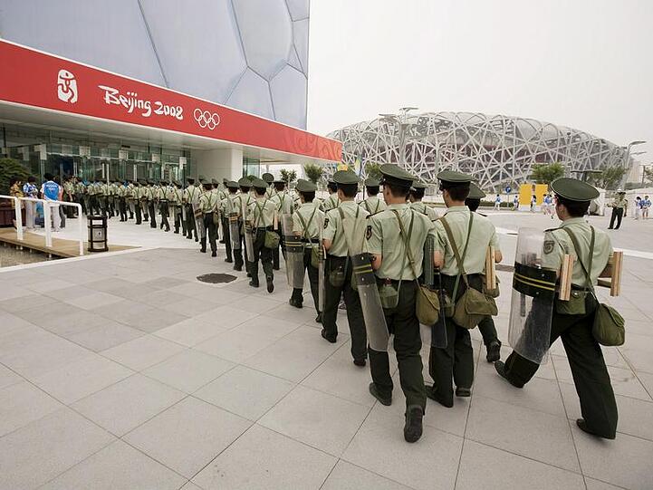 Auch sie gehören zum Bild dieser Spiele: Chinesische Soldaten.