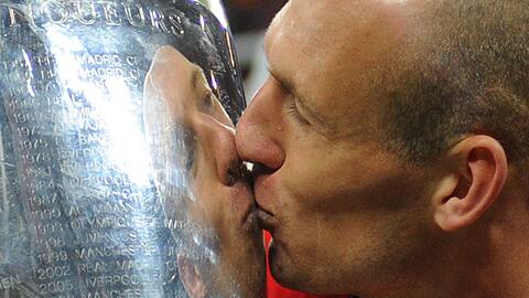 Münchens Arjen Robben küsst die Champions-League-Trophäe.