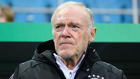 Hermann Gerland steht im Stadion.