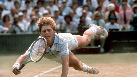 Der 17-jährige Boris Becker hechtet zu einem Ball und gewinnt später erstmals Wimbledon.
