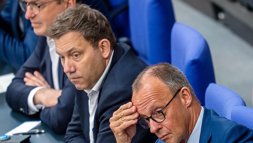 Klingbeil (m.) und Merz (r.) sind sich nicht einig. (Archivbild)
