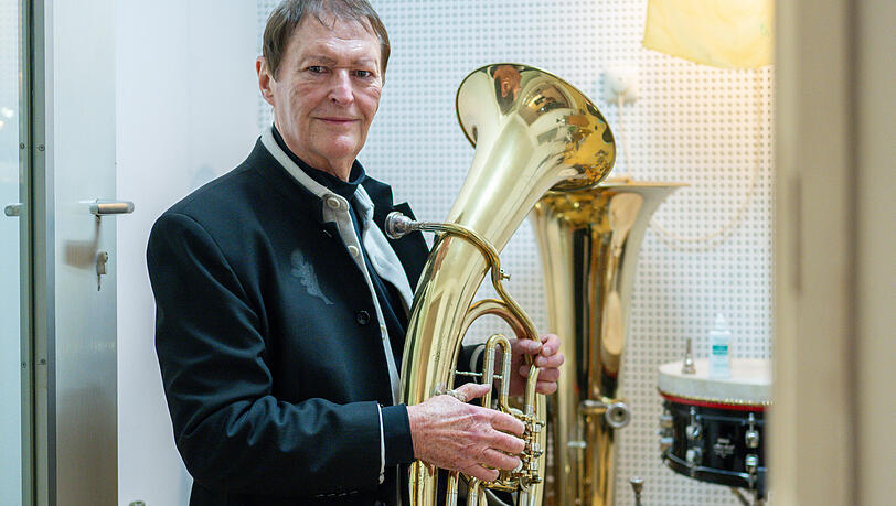 Hans-Jürgen Buchner von der Musikgruppe Haindling in seinem Musikstudio. Hans-Jürgen Buchner von der Musikgruppe Haindling in seinem Musikstudio.