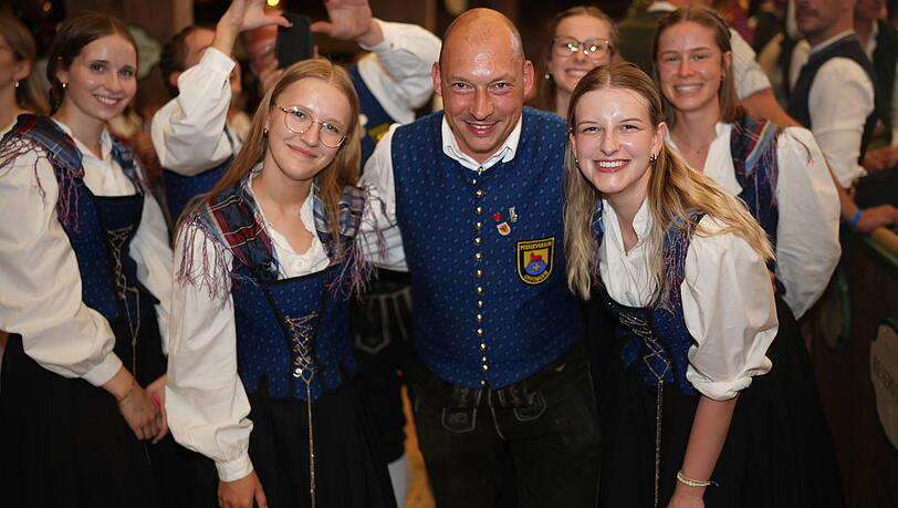 Simon und seine Kolleginnen vom Musikverein aus Biberach wussten nichts vom Rosa Sonntag in der Bräurosl, genossen den Abend aber sehr. Simon und seine Kolleginnen vom Musikverein aus Biberach wussten nichts vom Rosa Sonntag in der Bräurosl, genossen den Abend aber sehr.