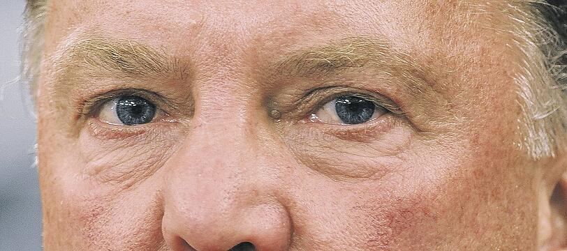Sieht alles, mustert alle ob Spieler oder Journalisten: Louis van Gaal - dennoch bleiben Fragen.