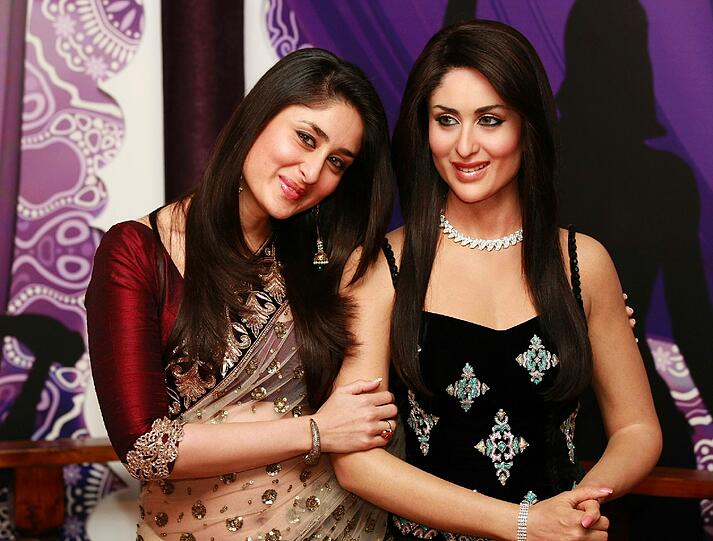 Die Bollywood-Darstellerin Kareena Kapoor posiert mit ihrer Wachsfigur. Die Schauspielerin hat eine Wachsfiguren-Ausstellung nur aus Bollywood-Charakteren organisiert, die ab Januar bei Madame Tussaud's zu sehen sein wird.