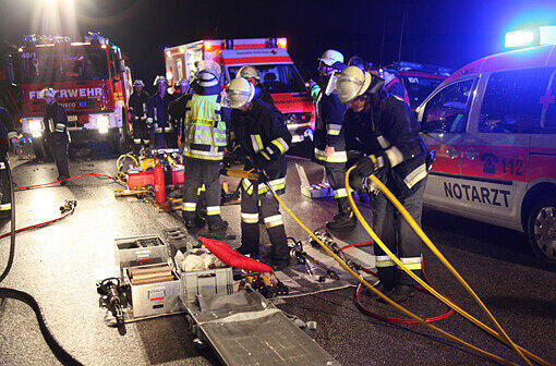 Schwerer Verkehrsunfall bei einem Überholmanöver auf der B12: die Bilder.