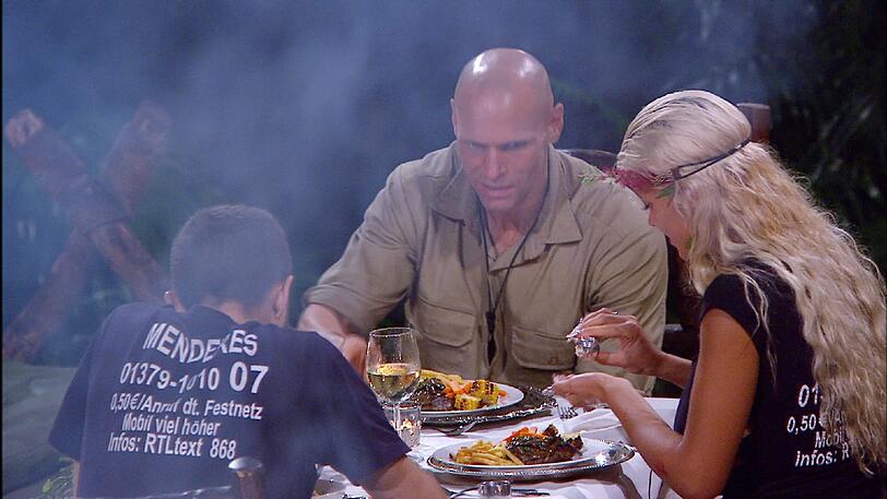 Am Abend gönnen sich die Finalisten das letzte gemeinsame Abendessen im Camp.