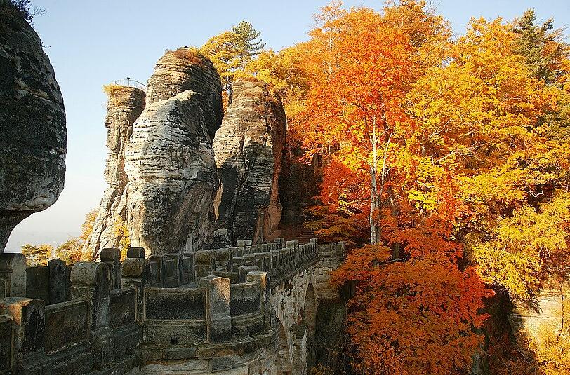 Wandern im Herbst: die Basteibrücke.