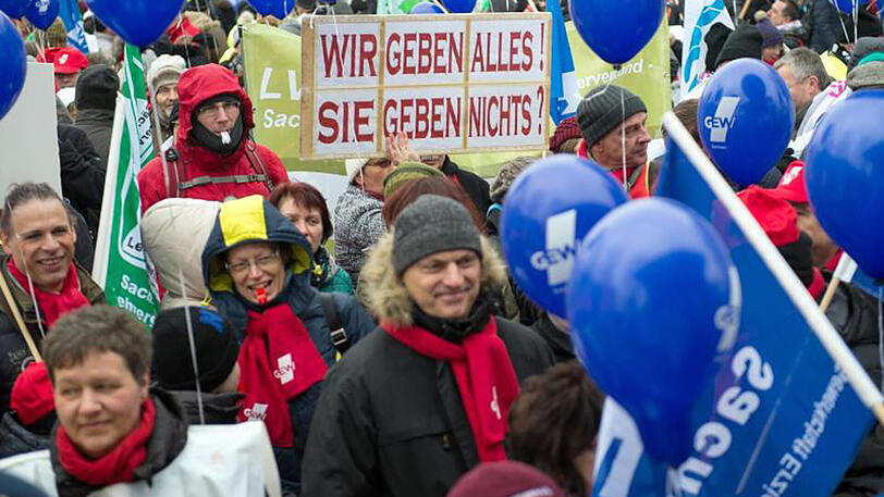 6 Prozent mehr sind gefordert: Beschäftigte im Öffentlichen Dienst sind auf dem Weg zu einer Kundgebung.