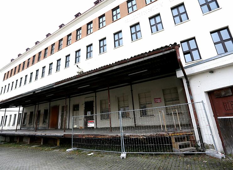 Das marode ehemalige Studentenwohnheim ist mit mobilen Zäunen nur dürftig abgesichert