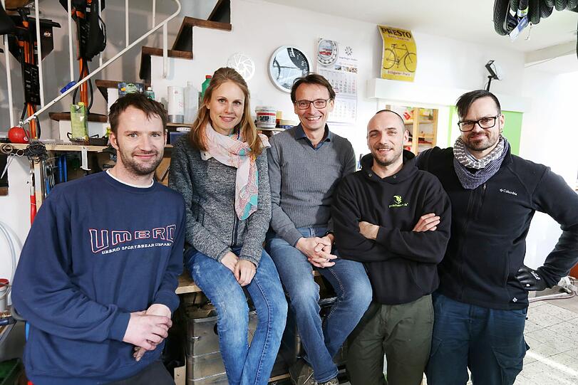 Der Chef Dominic Staat (M.) mit einigen Mitarbeitern im Pedalhelden-Laden.