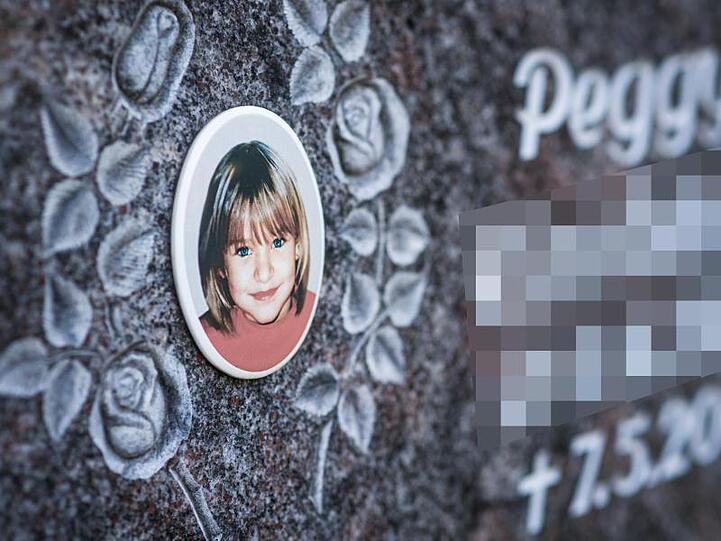 Das Porträt des Mädchens Peggy ist auf einem Gedenkstein zu sehen.