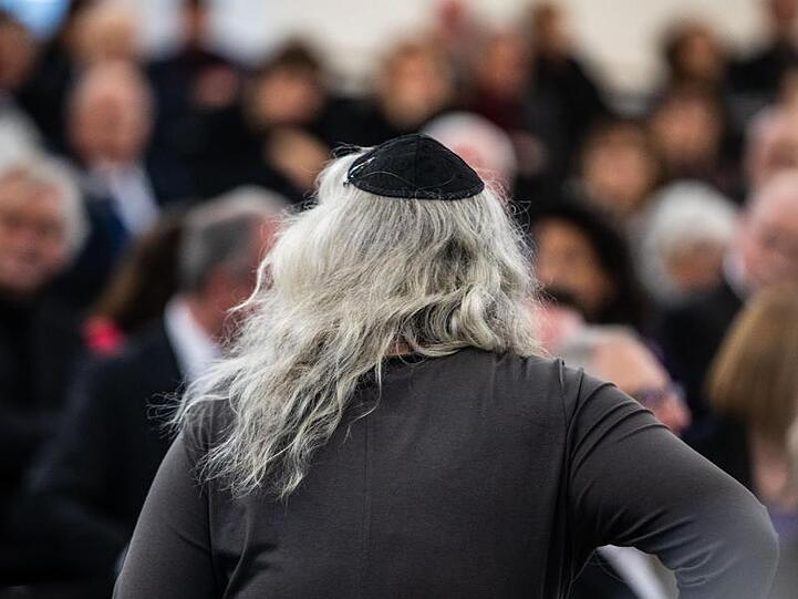 Rabbinerin Elisa Klapheck nimmt zur zentralen Holocaust-Gedenkfeier des Hessischen Städtetages und der Stadt Frankfurt in der Paulskirche Platz.