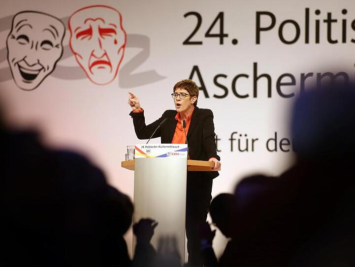 Die CDU-Chefin wurde wegen derber Sprüche beim Karneval massiv angegangen. Nun antwortete Annegret Kramp-Karrenbauer beim politischen Aschermittwoch der CDU Mecklenburg-Vorpommern.