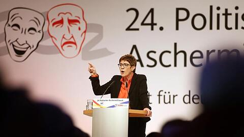 Die CDU-Chefin wurde wegen derber Sprüche beim Karneval massiv angegangen. Nun antwortete Annegret Kramp-Karrenbauer beim politischen Aschermittwoch der CDU Mecklenburg-Vorpommern.