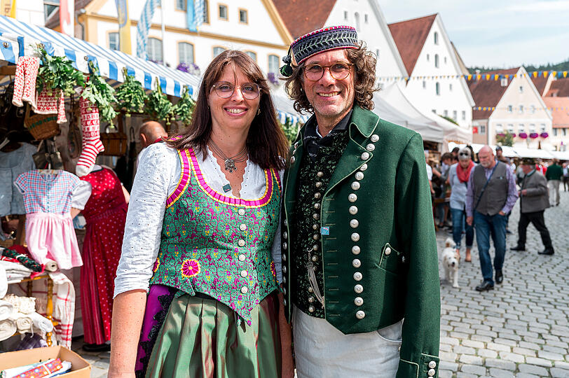 29. Gredinger Trachtenmarkt: Frau Appelt trägt eine Tracht aus Wunsiedel und Herr Appelt trägt eine Tracht aus Coburg.