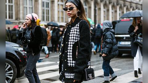 Schwarz-weiße Outfits mit schimmernden Accessoires liegen jetzt im Trend.