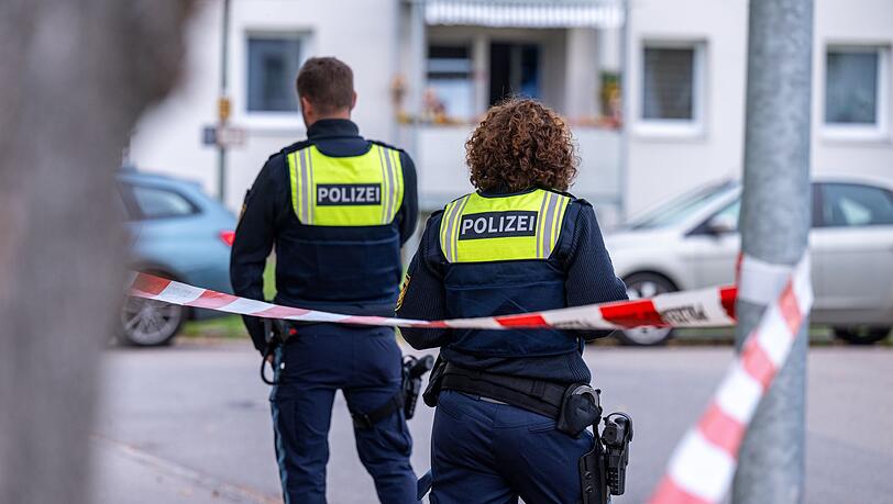Ein Mann soll die Polizei attackiert haben.