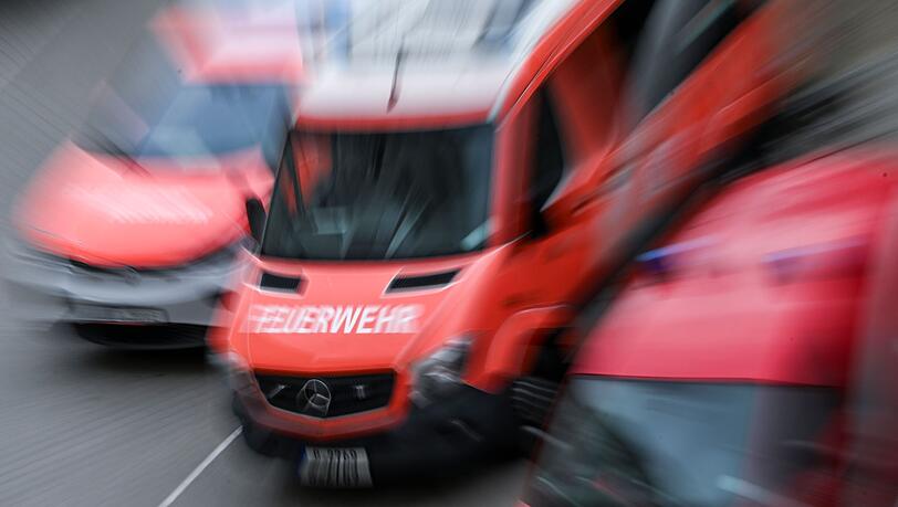 Feuerwehrleute bewahrten ein Wohnhaus vor den Flammen. (Symbolbild)