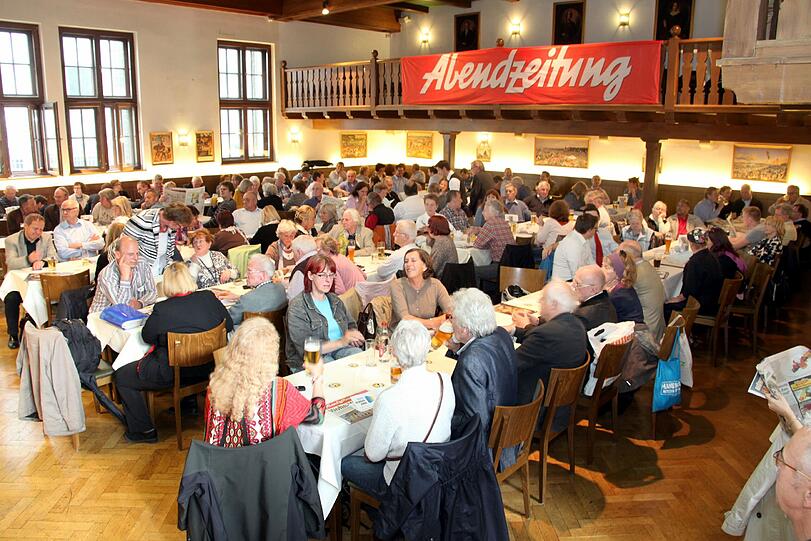 Das Thema Wohnwahnsinn interessiert die Münchner: Die AZ-Podiumsdiskussion im voll besetzten Grünen Saal vom Augustiner in der Fußgängerzone.